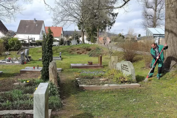 Der Friedhof in Ernstweiler: UBZ-Friedhofsgärtner Oliver Bayer pflegte gerade die auch hier immer größer werdenden Grünflächen z