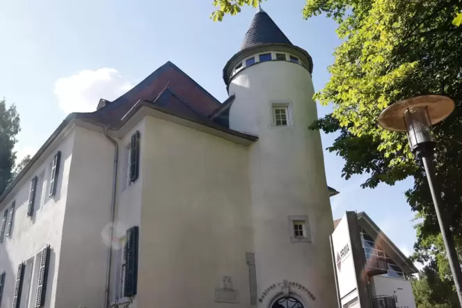 Bislang ist das Rockenhausener Schlosshotel (im Hintergrund) mit seinen rund 50 Betten und das zugehörige Restaurant (vorne) ste Bislang ist das Rockenhausener Schlosshotel (im Hintergrund) mit seinen rund 50 Betten und das zugehörige Restaurant (vorne) ste