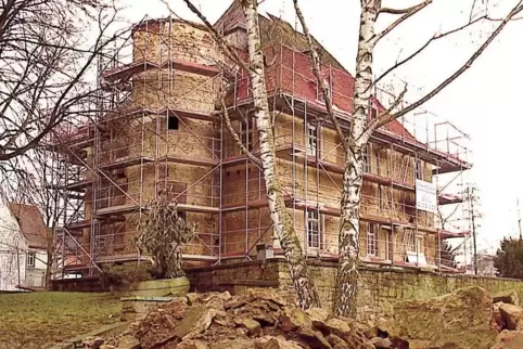 Der Umbau des ehemaligen Wasserschlosses hat 2000 begonnen – im Jahr darauf wurde das Rockenhausener Schlosshotel eingeweiht. Der Umbau des ehemaligen Wasserschlosses hat 2000 begonnen – im Jahr darauf wurde das Rockenhausener Schlosshotel eingeweiht.