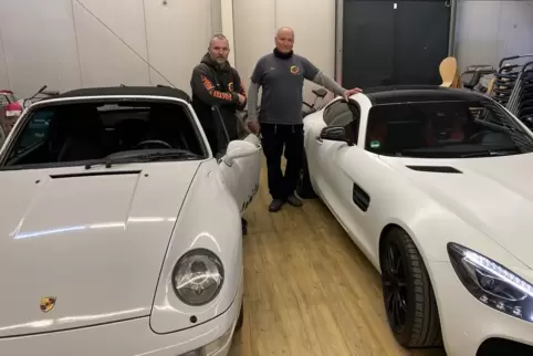 Ralf Postel und John Böhl präsentieren Porsche und Mercedes. Beide Autos können ab 1. April gemietet werden.