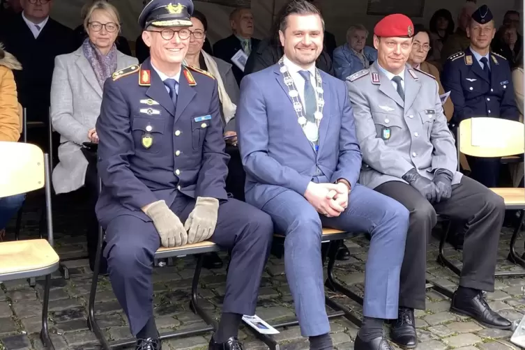 B&uuml;rgermeister Michael Niedermeier (Mitte) beim &Ouml;ffentlichen Gel&ouml;bnis in Kandel zwischen Generalmajor Wolfgang Ohl (links) und Ob