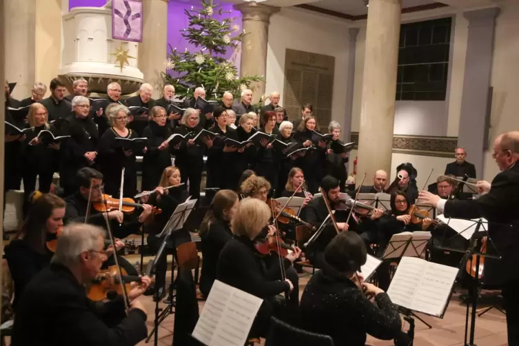Hier bei einem Auftritt zu Weihnachten 2022: die Evangelische Kantorei Kusel unter Bezirkskantor Tobias Markutzik. 