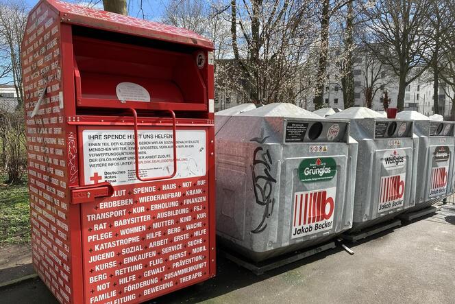 Eine »Recycling-Station« am Adolph-Kolping-Platz: Neben einem Altkleider-Container – in deisem Fall vom DRK – stehen dort auch B