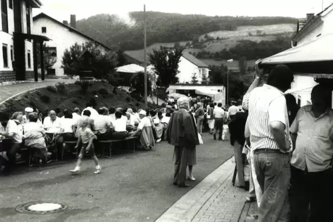 1983 gründeten einige Anwohner der Flurstraße den Brunnenclub, um ein Straßenfest veranstalten zu dürfen.