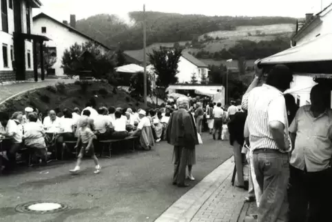 1983 gründeten einige Anwohner der Flurstraße den Brunnenclub, um ein Straßenfest veranstalten zu dürfen. 