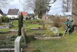 Der Friedhof in Ernstweiler: UBZ-Friedhofsgärtner Oliver Bayer pflegt die auch hier immer größer werdenden Grünflächen zwischen 