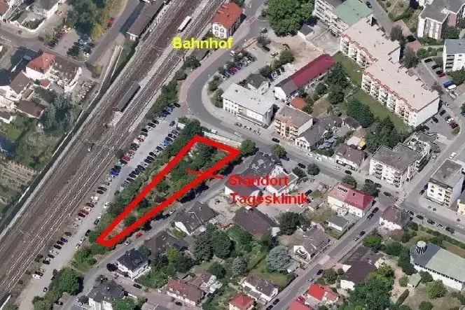 Auf diesem Grundstück (rotes Dreieck) in Bahnhofsnähe soll das Gebäude entstehen.
