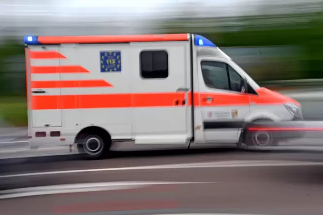 Ein Krankenwagen ist mit Blaulicht auf Einsatzfahrt