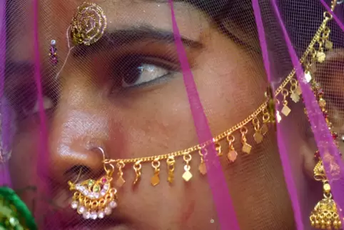 Ein indisches Mädchen, aufgenommen bei seiner Hochzeit im Dorf Vadia, rund 250 Kilometer von Ahmedabad. 