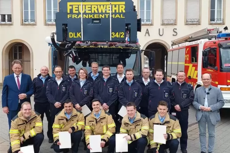 Löschzug der Freiwilligen Feuerwehr: Gruppenfoto mit Oberbürgermeister Martin Hebich (CDU, links) und Bürgermeister Bernd Knöppe