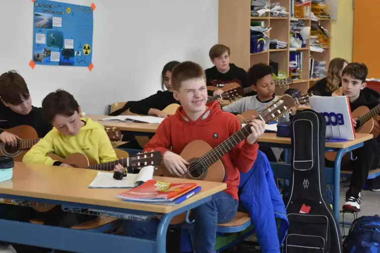 Die Schüler der sechsten Klassenstufe sind bereit, die Gitarren gestimmt.