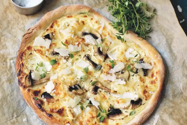 Pizza eignet sich prima für die Resteküche. Auf Hanna Olvenmarks „Pizza bianco“ sind Pilze und Blumenkohl.