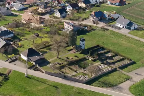 Auf dem Bedesbacher Friedhof sollen weitere Flächen für Urnengräber geschaffen werden. 