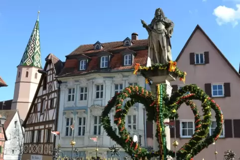 Zur Osterzeit sind die Brunnen auch in Bad Windsheim geschmückt: Eine Tradition, die das Lebenselixier Wasser würdigt.
