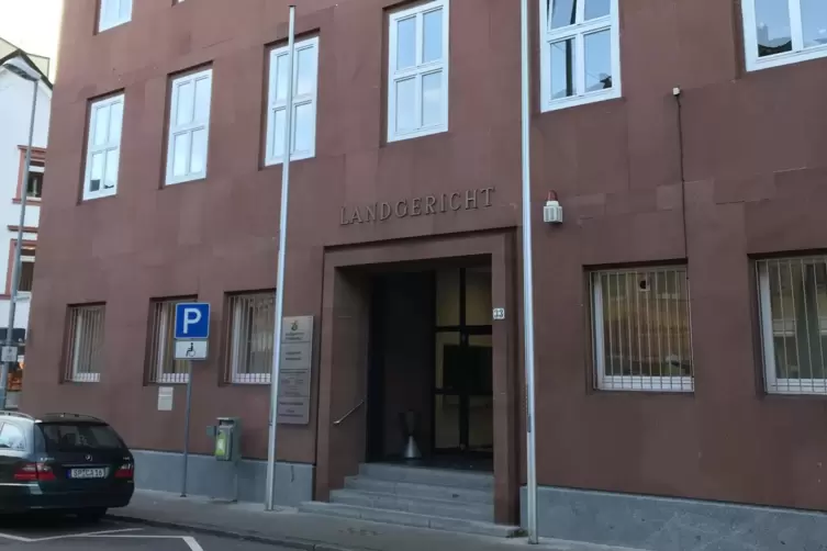 Er soll seine minderjährige Schwägerin vergewaltigt haben: In Frankenthal steht ein Mann aus der Verbandsgemeide Leiningerland v