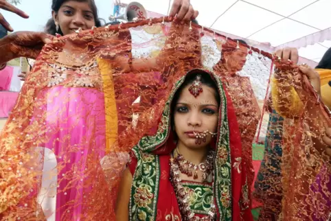Eine junge Braut nimmt an einer Massenhochzeitszeremonie in Indien teil.