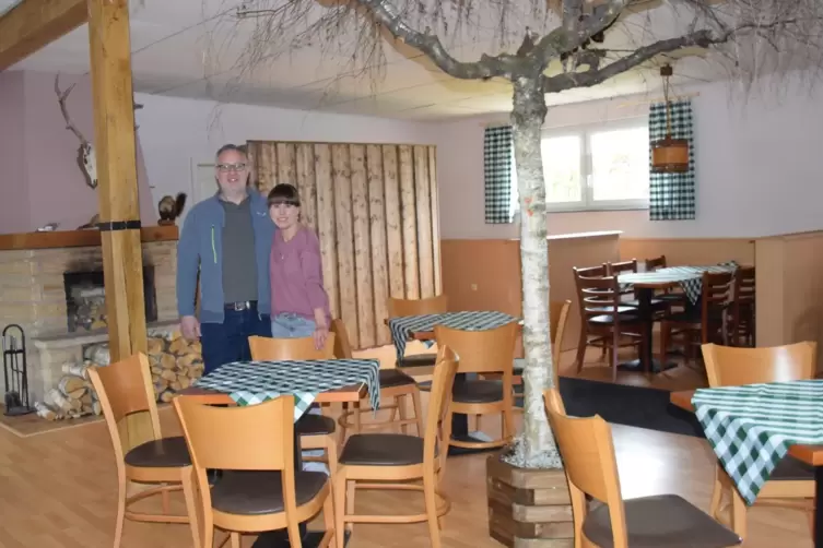 Erwarten ab 1. April die ersten Gäste in der neu eröffneten „Waldhütte“ auf dem Campingplatz im Büttelwoog: Markus und Jasmin Wi
