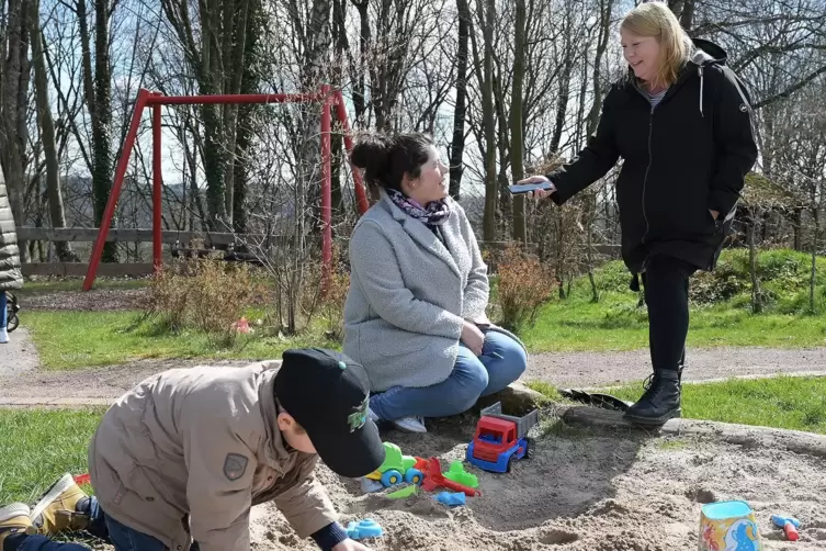 Gehört am Urlaubstag mal ganz ihrem fünfjährigen Sohn Niklas: Julia Zlatunic (sitzend), hier im Gespräch mit Tanja Daub. 