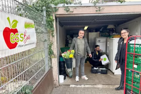 In dieser Garage in der Waltraudenstraße geben Dolly El-Ghandour (rechts) und ihr Team die Spenden aus.