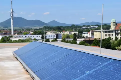 Auf städtischen Gebäuden befinden sich bereits über 30 Fotovoltaik-Anlage, wie hier auf dem Dach des Eduard-Spranger-Gymnasiums.