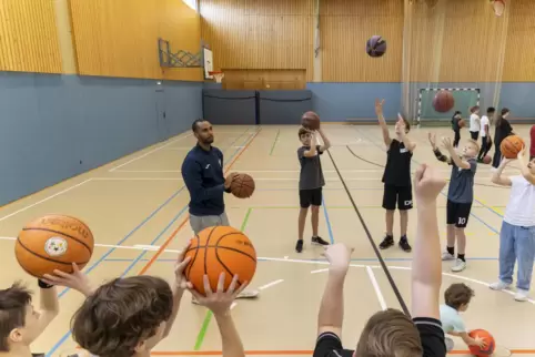 Der Heidelberger Basketballprofi Akeem Vargas übt mit Schülern der Carl-Orff-Realschule. 