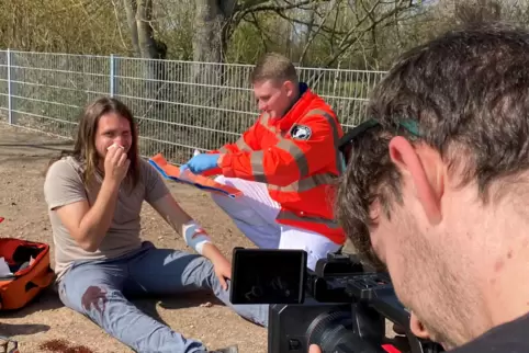 Im Video geht’s um Sanitäter und alle, die anderen helfen. 