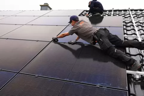 Wenn das Geld für eine komplette Solaranlage nicht reicht, sollen private Bauherren darauf verzichten dürfen. Aber Kabelschächte