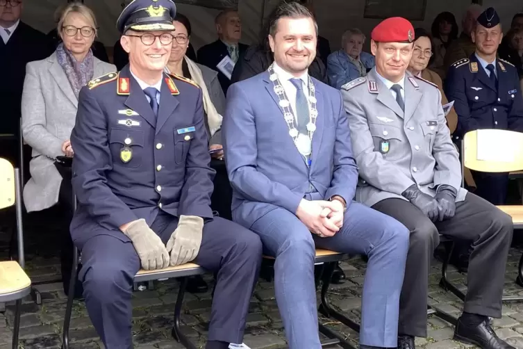 Bürgermeister Michael Niedermeier (Mitte) beim Öffentlichen Gelöbnis am 23. März in Kandel zwischen Generalmajor Wolfgang Ohl (l