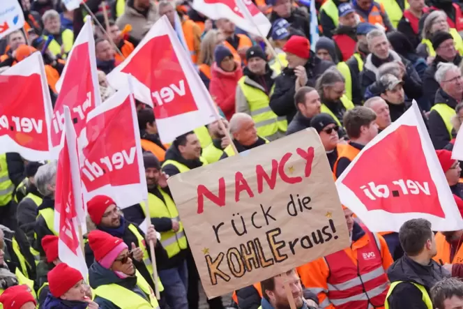Mit massiven Warnstreiks haben die Gewerkschaften versucht, Druck auf die Arbeitgeber zu machen. Mit massiven Warnstreiks haben die Gewerkschaften versucht, Druck auf die Arbeitgeber zu machen.