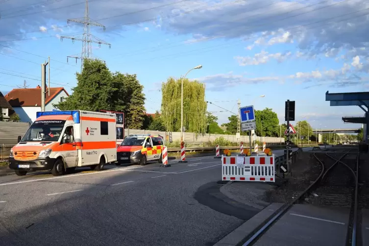 Großeinsatz in Mannheim: Der Ellerstadter ist in der Rhenaniastraße wohl absichtlich in mehrere Radfahrer gefahren. Anschließend