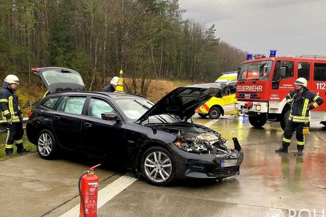 Der BMW wurde bei dem Unfall stark in Mitleidenschaft gezogen.