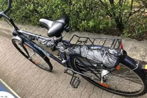 Fahrrad mit Waffe. 