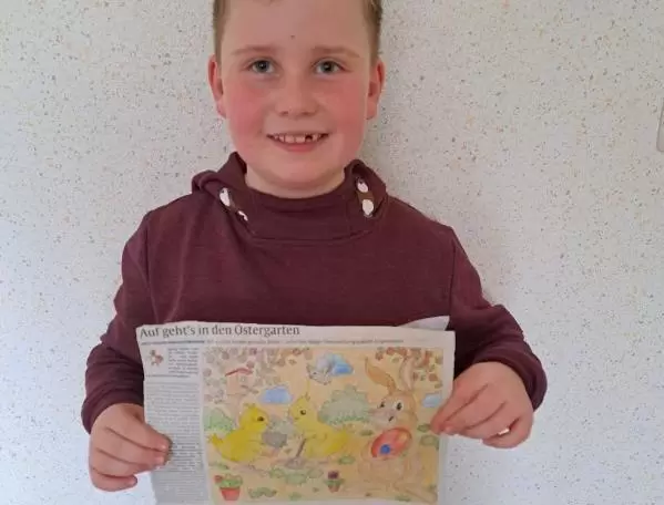 Leon Keip, sieben Jahre alt, aus Marienthal präsentiert stolz sein Kunstwerk.