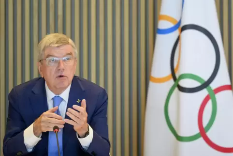 IOC-Präsident Thomas Bach steht in der Kritik, weil er russischen und belarussischen Athleten die Rückkehr in den Weltsport ermö
