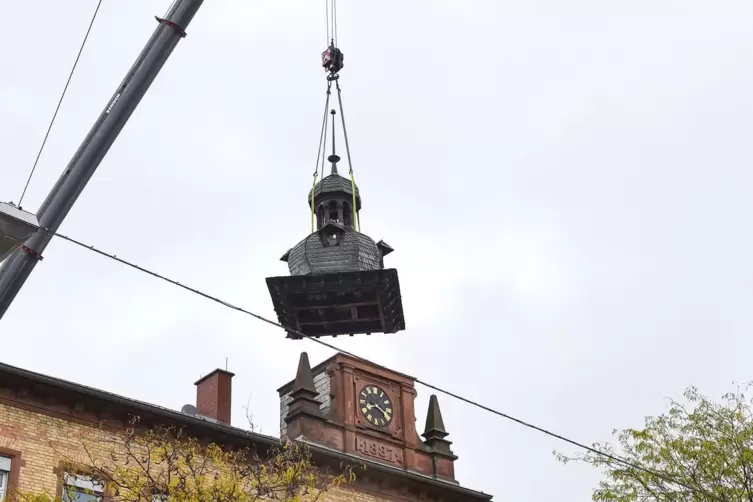 Mit einem Kran war der Glockenturm 2019 vom Dach gehoben worden.