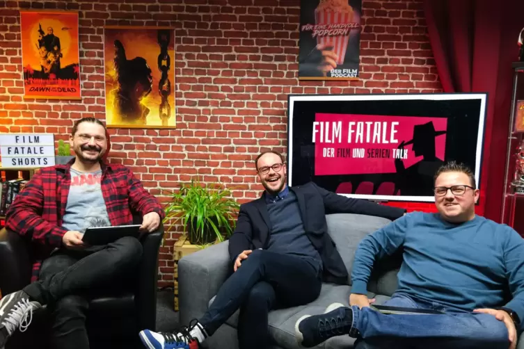 Sofaplausch über Filme, Stars und Serien: Mike Kaminski, Hendrik Bien und Thorsten Becker (von links) sind die Macher des Youtub
