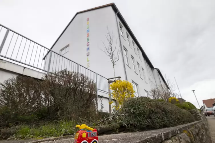 Auch die Lautzkircher Grundschule wurde in Sachen Brandschutz unter die Lupe genommen. An den Fenstern hängen nun beispielsweise