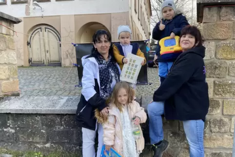 Wieder mit ihren Kindern vereint: Eugenia Lapchuk (links) mit ihren drei Kindern und Mireille Graf vom Team Plan B vor dem Spend