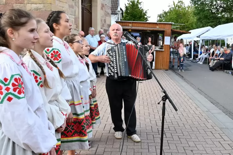 Der wohl letzte Besuch belarussischer Kinder in Römerberg: 2019 sang eine Gruppe bei der Eröffnung der Römertafel in Heiligenste