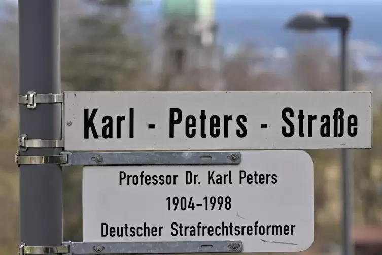 Ursprünglich war sie nach dem „Kolonialpionier“ Karl Peters benannt worden. Der Jurist Peters wiederum hat aber eine Nazi-Vergan