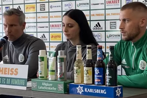 Spieltags-Pressekonferenz. Von links Trainer Timo Wenzel, Moderatorin Pauline Rodenbüsch und FCH-Kapitän Mart Ristl. 