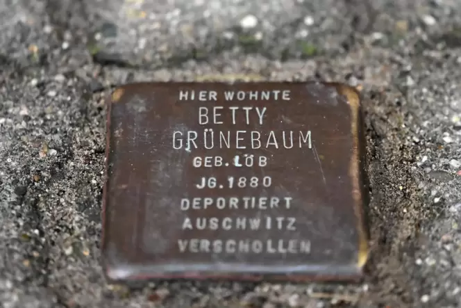 Mit Stolpersteinen in der Gäustraße wird bereits an deportierte Geinsheimer erinnert.