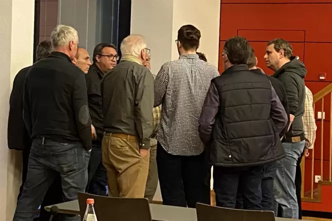 Schulterschluss der Fraktionen im Stadtrat: Beratungen in der Sitzungspause.