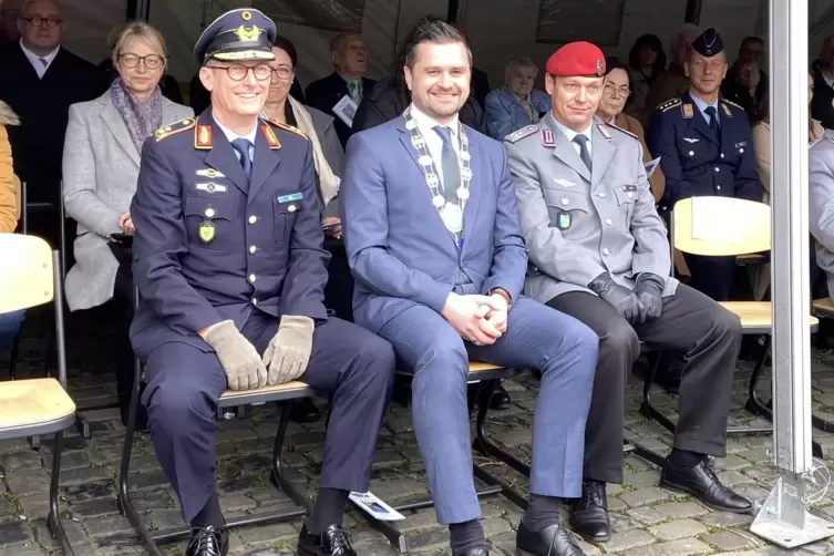 B&uuml;rgermeister Michael Niedermeier (Mitte) beim &Ouml;ffentlichen Gel&ouml;bnis am 23. M&auml;rz in Kandel zwischen Generalmajor Wolfgang Ohl (l
