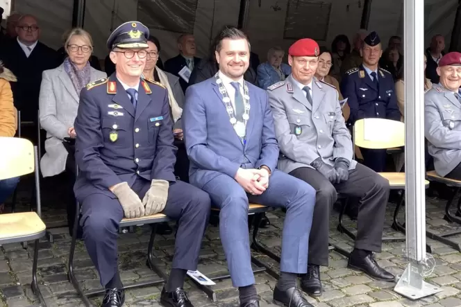 Bürgermeister Michael Niedermeier (Mitte) beim Öffentlichen Gelöbnis am 23. März in Kandel zwischen Generalmajor Wolfgang Ohl (l
