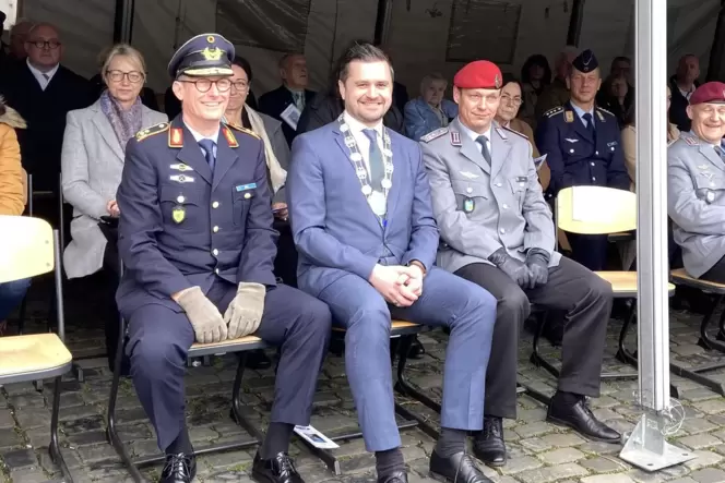 Bürgermeister Michael Niedermeier (Mitte) beim Öffentlichen Gelöbnis am 23. März in Kandel zwischen Generalmajor Wolfgang Ohl (l Bürgermeister Michael Niedermeier (Mitte) beim Öffentlichen Gelöbnis am 23. März in Kandel zwischen Generalmajor Wolfgang Ohl (l