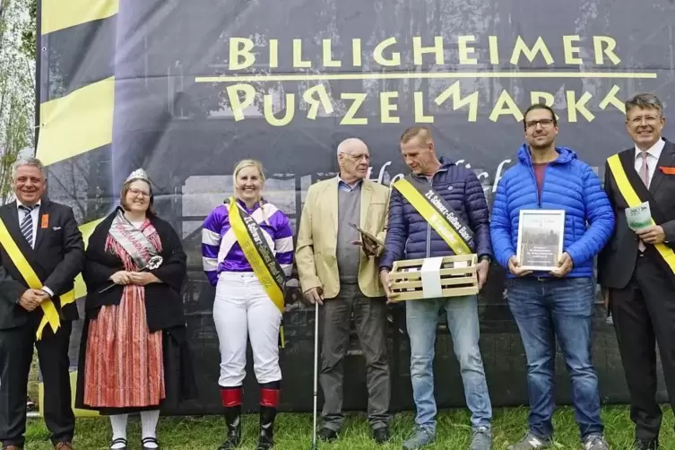 Jürgen Hartmann ( Mitte) nach dem Sieg seines Wallachs Elegant Fighter im September 2022 in Billigheim. 