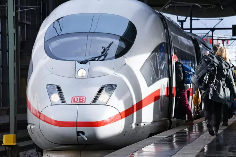 Die Deutsche Bahn verzeichnet im Fernverkehr steigende Nachfrage. Über Erfurt (Foto) und Halle führt ab April bis Mitte Dezember