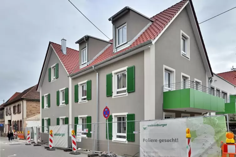 Satteldächer und Klappläden: Der Neubau fügt sich in die Umgebung der Hartmannstraße ein. 