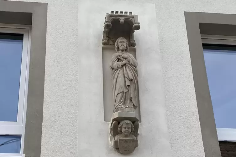 Relikt des fr&uuml;heren Schwesternhauses: Figur des heiligen Joseph &uuml;ber dem Eingangsbereich.